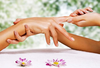 Using natural alternative treatments to relieve hand and knuckle pain.