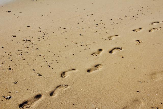 footprints-sand-running